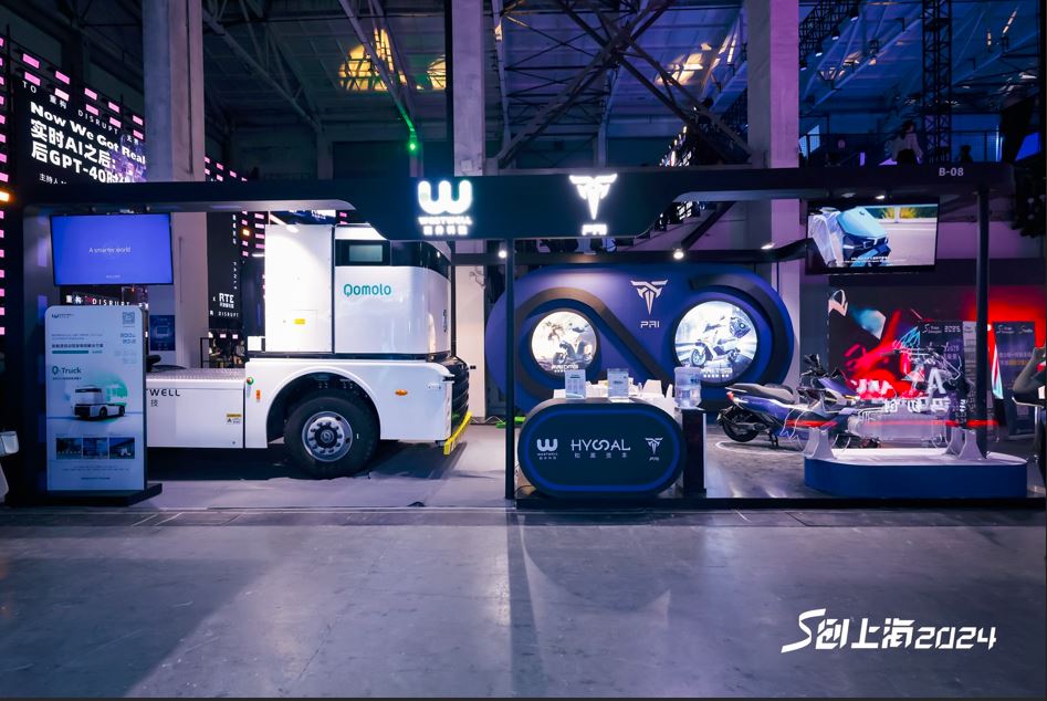Dos stands de exposición de S-Tron, con pantallas y modelos de los principales proyectos de sus negocios.