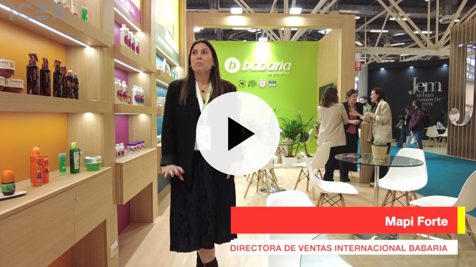 persona con vestido negro de Babaria cuenta experiencia en Cosmoprof India 2024