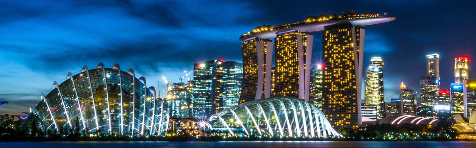 Skyline de noche con los principales edificios icónicos de Singapur iluminados con luces.