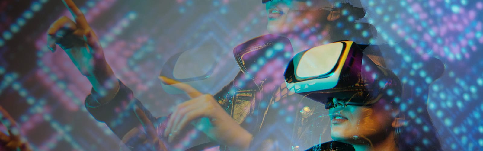 Una mujer y una niña intentan tocar algo que ven a través de sus gafas de realidad virtual. Hay un filtro en el que aparecen hologramas alrededor de ellas