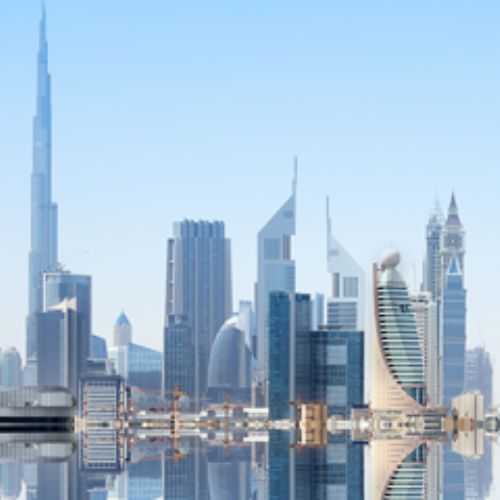 Skyline con rascacielos de la ciudad de Dubai, justo detrás del mar.
