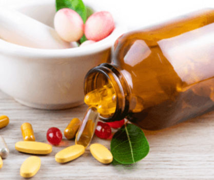 Productos nutracéuticos, frasco de cristal, un mortero y hojas de laurel