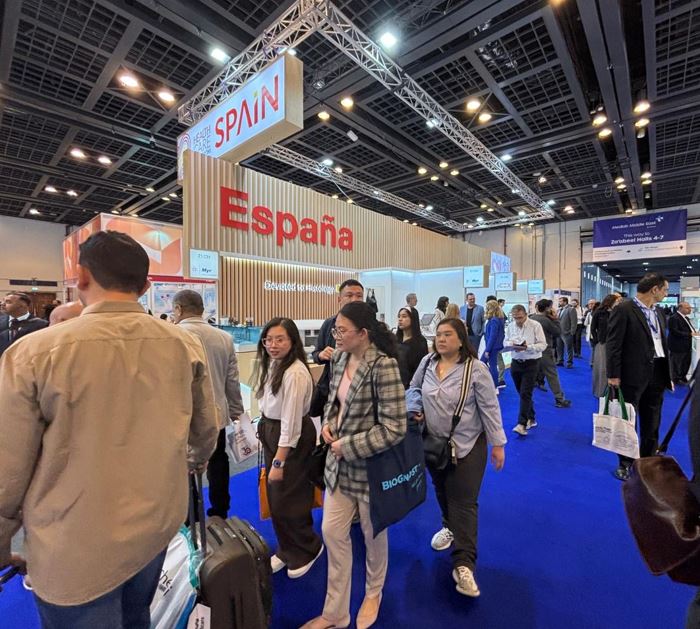 Varias personas observan los stands del Pabellón España de Medlab