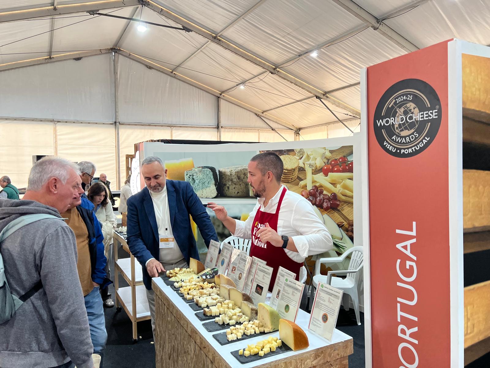 Una persona explica las bondades de su queso español en el espacio en el stand institucional de #Spain Food Nation de cata libre