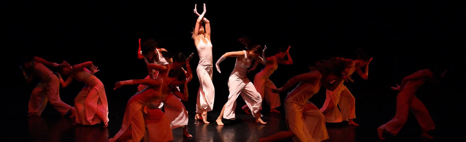 Un grupo de danza realiza una coreografía en un escenario.