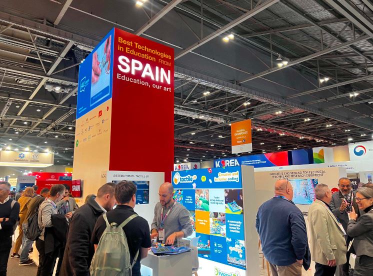 Decenas de profesionales del sector educativo visitan el Pabellón España y conversan con los representantes de las empresas españolas que participan en él.