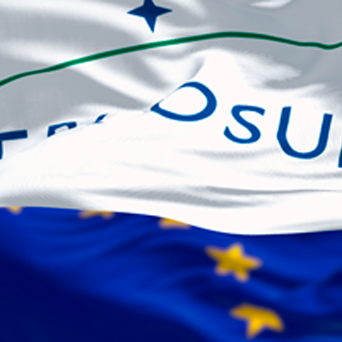 Banderas de la UE y de la zona comercial Mercosur
