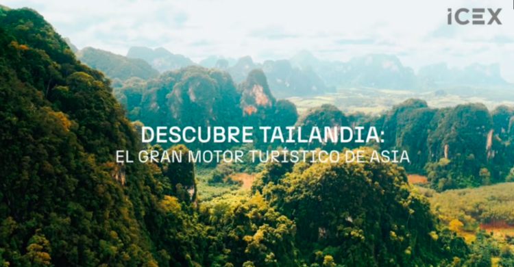 Vista panorámica de exuberantes montañas cubiertas de selva en Tailandia