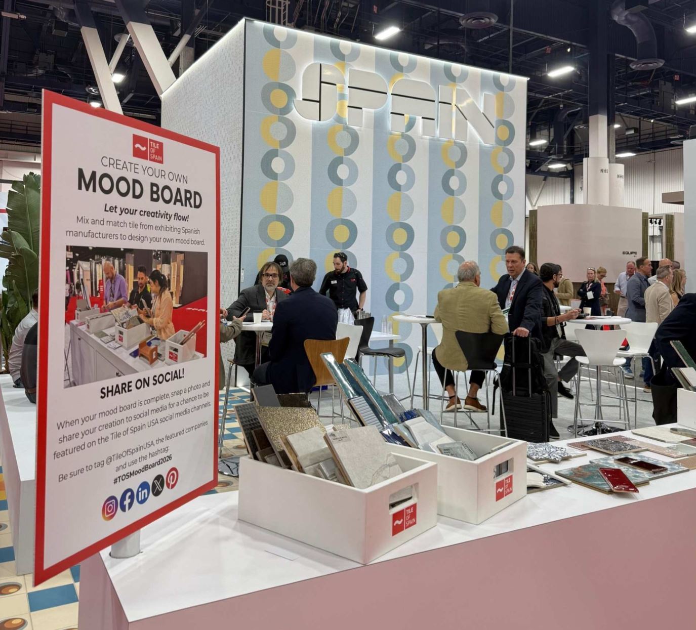 Ambiente que se vivió en el Pabellón España de Coverings, con ponencias y mucho networking.