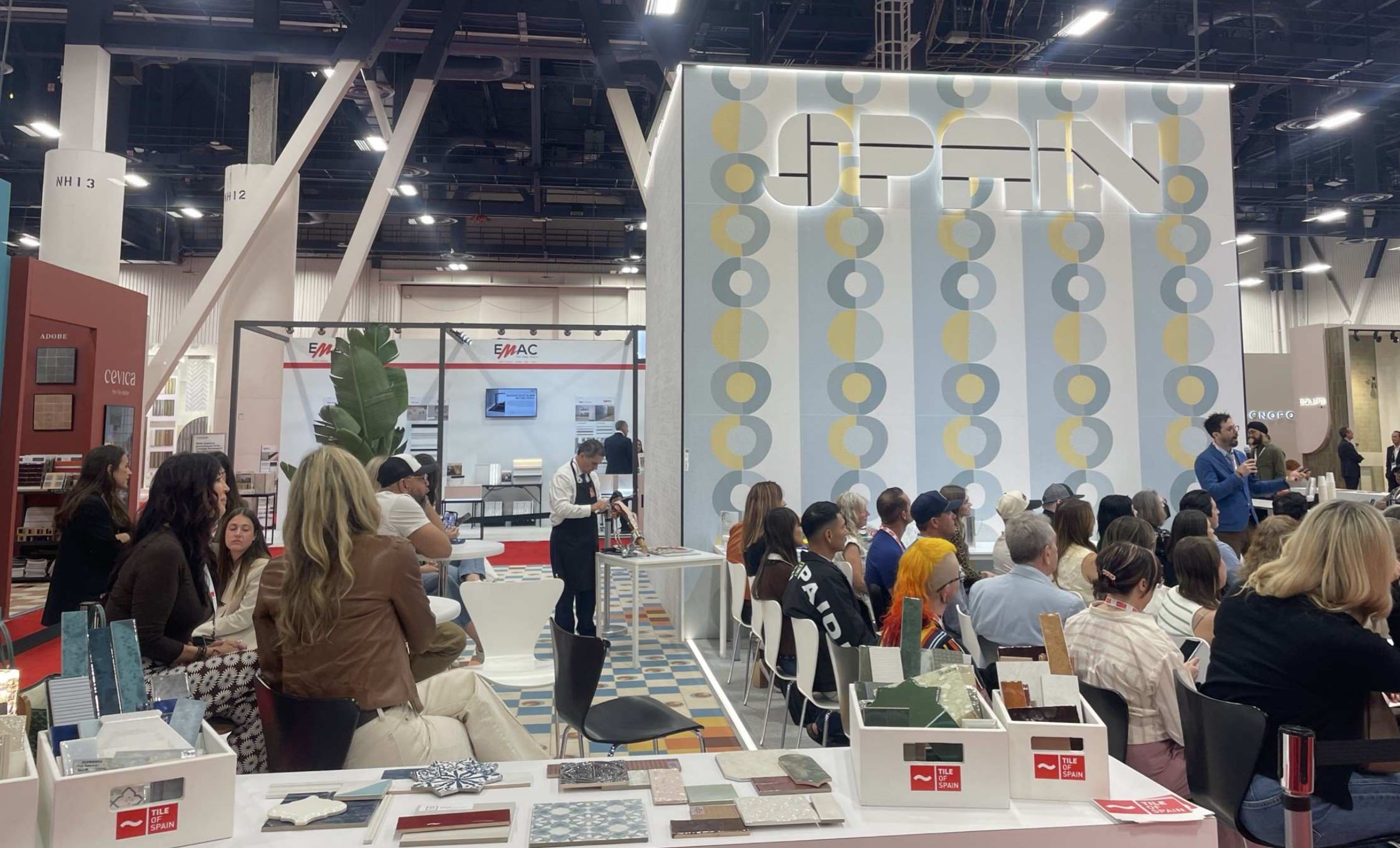 Ambiente que se vivió en el Pabellón España de Coverings, con ponencias y mucho networking.