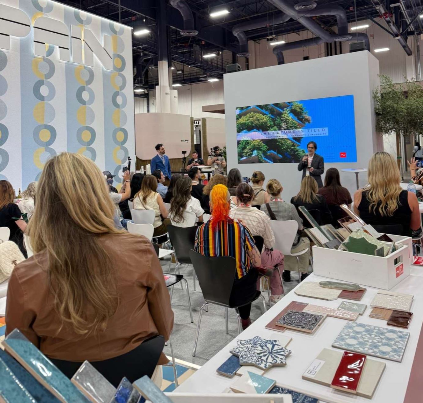 Ambiente que se vivió en el Pabellón España de Coverings, con ponencias y mucho networking.