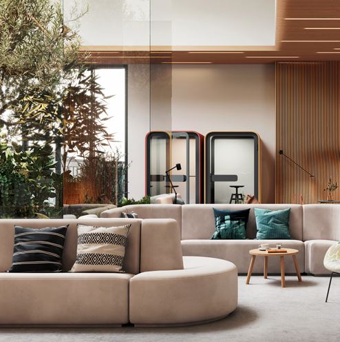 Dos sofas blancos de diseño con cojines verdes encima, y una mesa de centro de diseño decoran un salón de espacio diáfano.