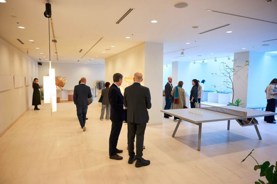 Esta es la sala de exposiciones de la Embajada de España en Tokio, con varios arquitectos e interioristas japoneses observando las propuestas de diseño de las empresas españolas.