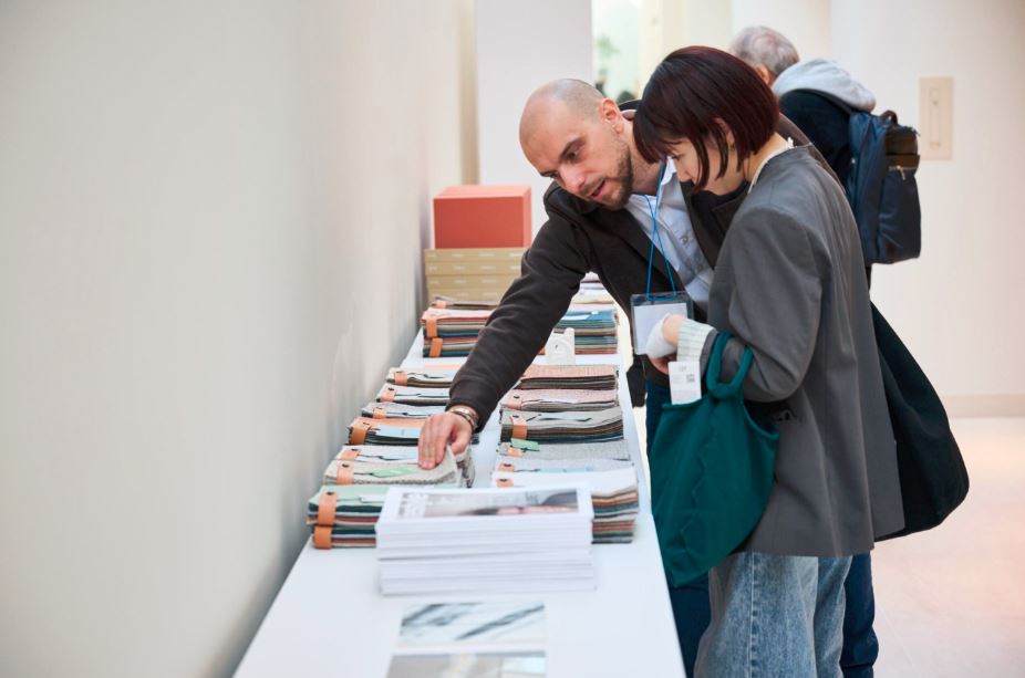 Esta es la sala de exposiciones de la Embajada de España en Tokio, con varios arquitectos e interioristas japoneses observando las propuestas de diseño de las empresas españolas.