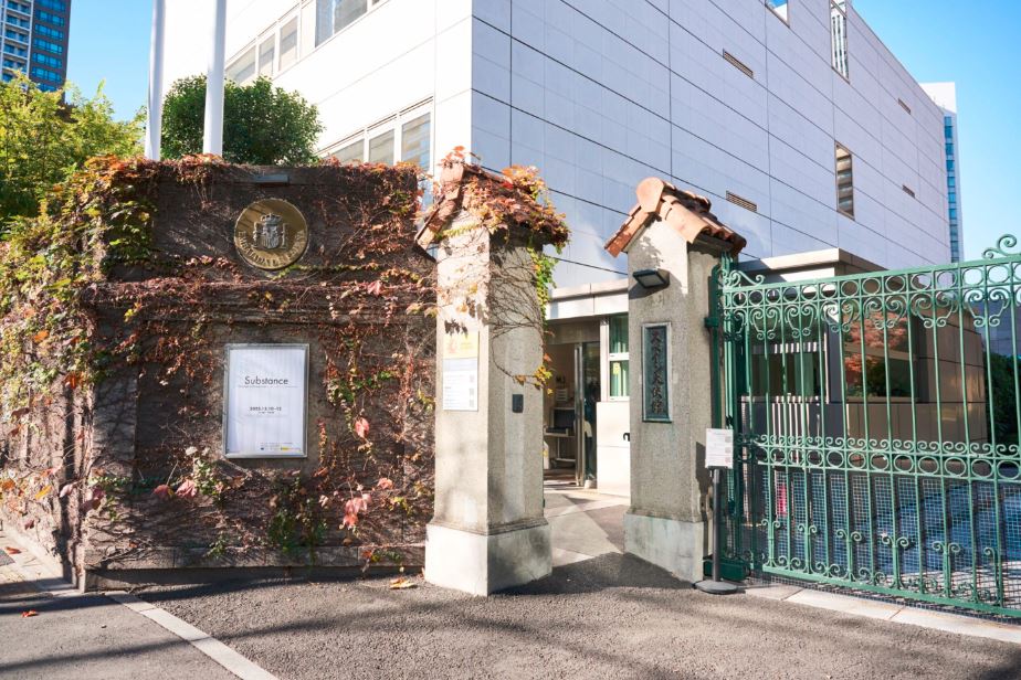 Esta es la sala de exposiciones de la Embajada de España en Tokio, con varios arquitectos e interioristas japoneses observando las propuestas de diseño de las empresas españolas.