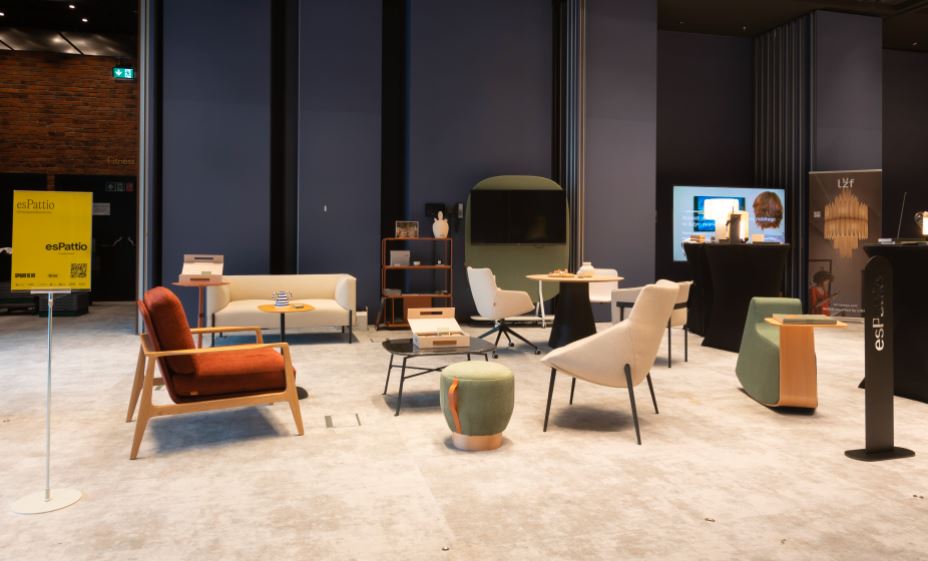 Panorámica de una exposición de sillas, sillones, puffs, mesas de centro y sofás de diseño.