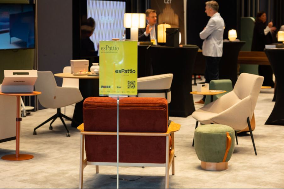 Una exposición de sillones, sillas y puffs de diseño.