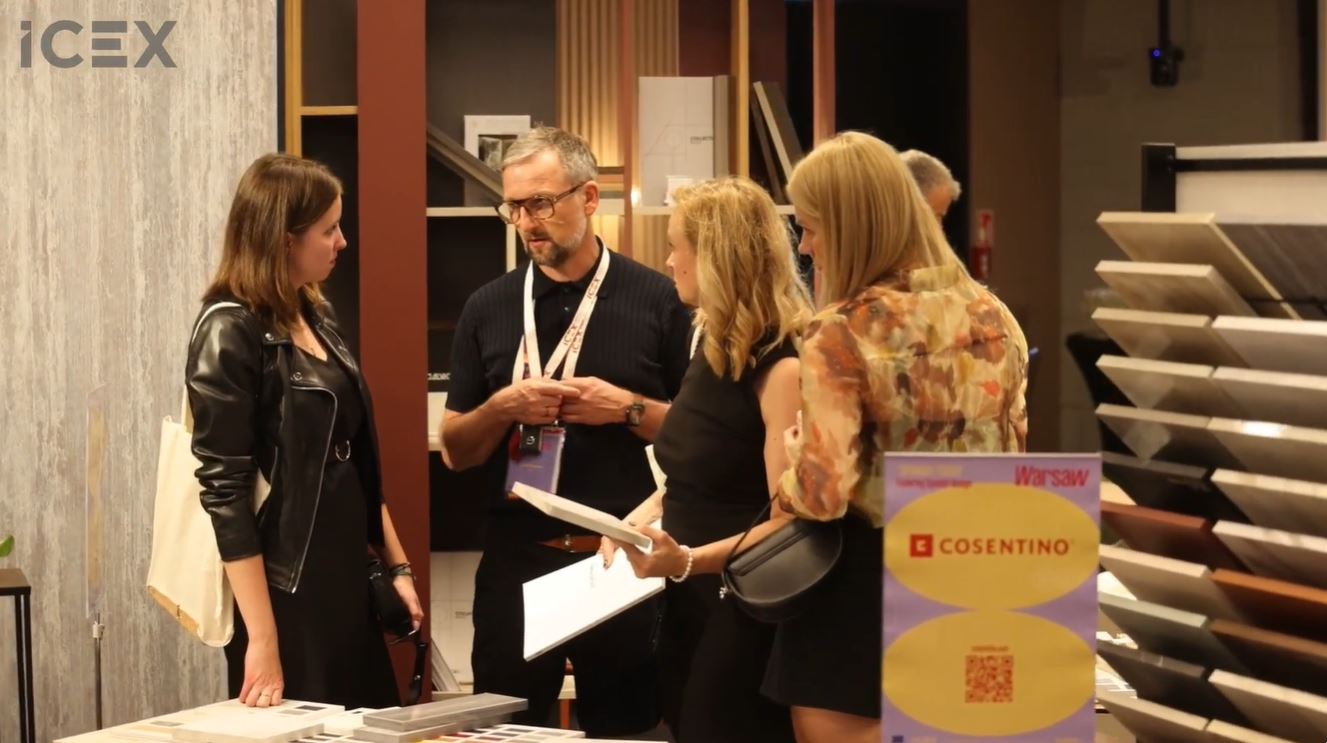 Descubre el ambiente que se vive en la Exposición de Diseño Español en Varsovia