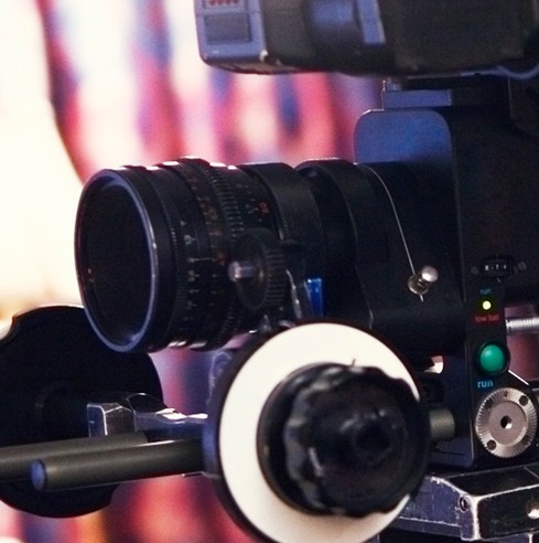Una mujer cámara filma un plano de una película en un estudio de rodaje.