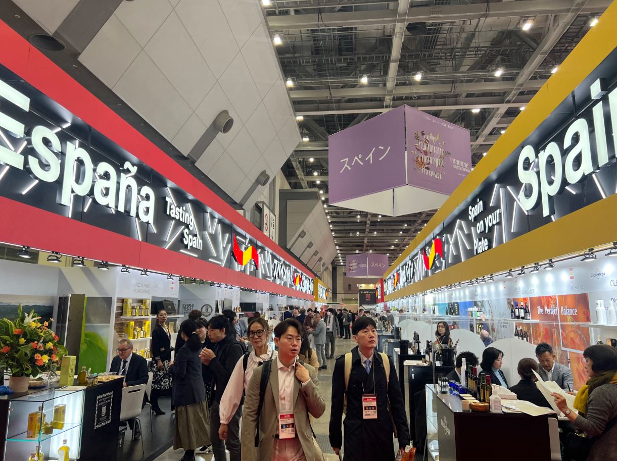 Ambiente del Pabellón España de Foodex, con muchos visitantes profesionales japoneses del sector de alimentación y bebidas.