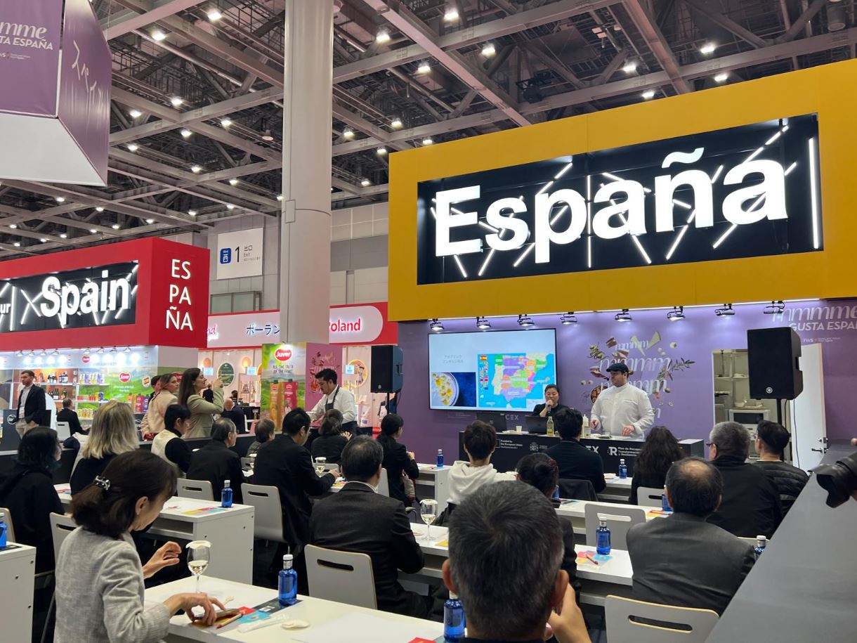 Ambiente del Pabellón España de Foodex, con muchos visitantes profesionales japoneses del sector de alimentación y bebidas.