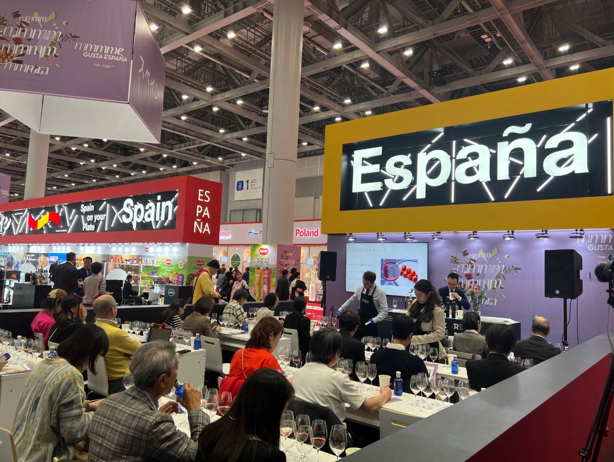 Ambiente del Pabellón España de Foodex, con muchos visitantes profesionales japoneses del sector de alimentación y bebidas.