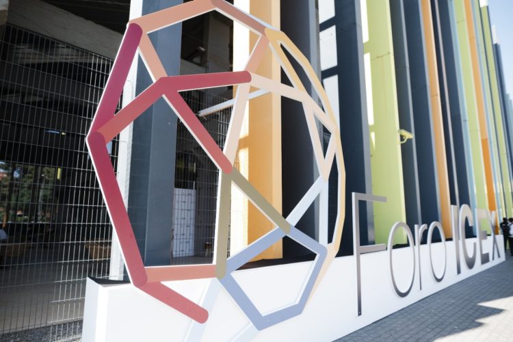 Logotipo del Foro ICEX en la entrada del recinto del evento.