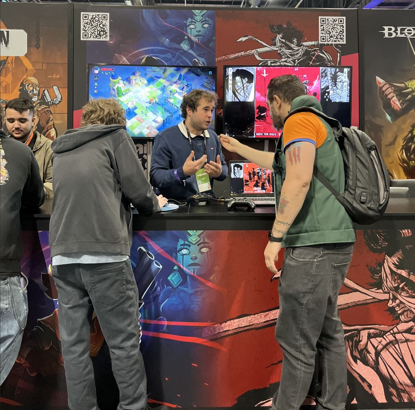 Un desarrollador es entrevistado por un publisher en un puesto de juego.