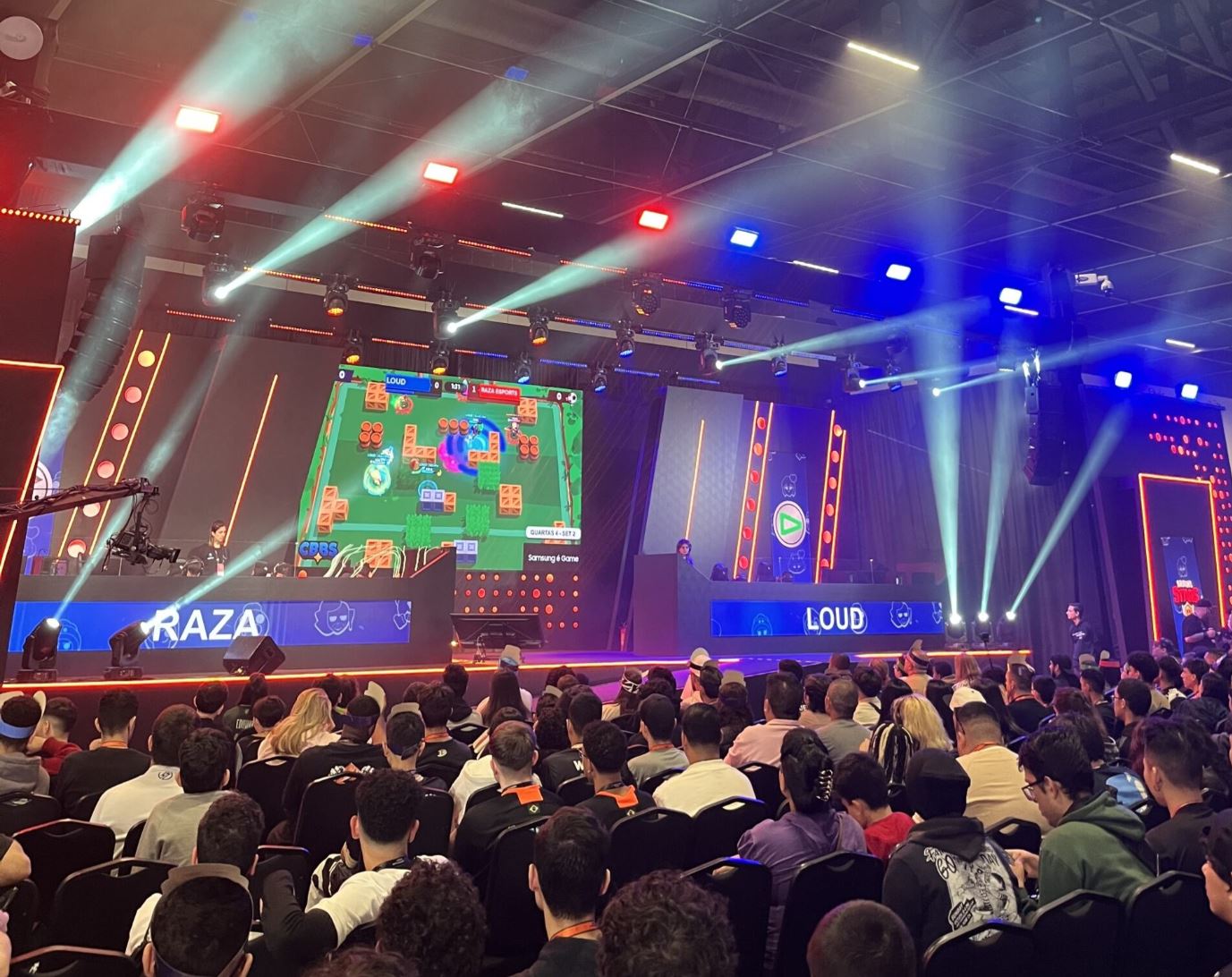 Un público de cientos de gamers asiste a la presentación de un videojuego en un escenario de conferencias de Gamescom Latinoamérica.