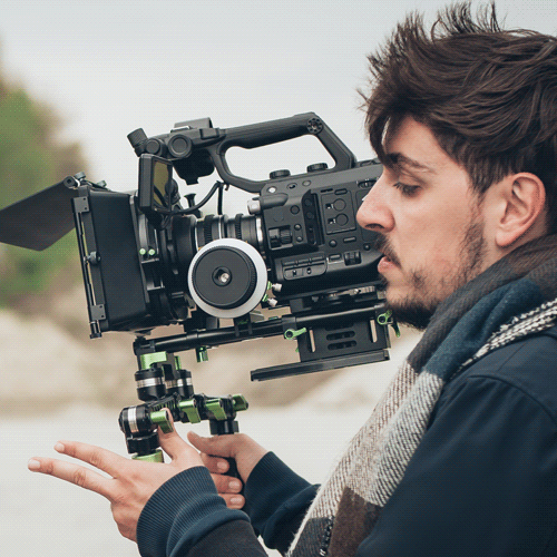 joven rodando con una cámara una película o documental de cine