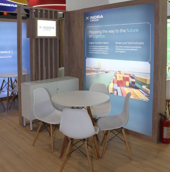 Una mesa de reuniones blanca del stand de Indra en el Pabellón España.