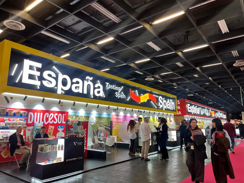 El público de ISM visita varios stands de empresas españolas en el Pabellón España.