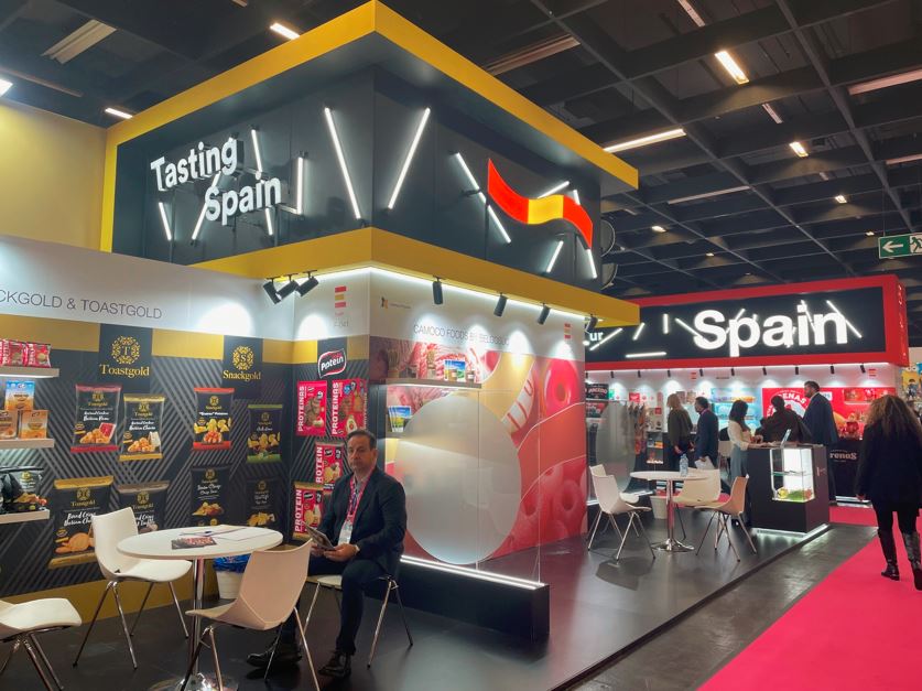 El público de ISM visita varios stands de empresas españolas en el Pabellón España.