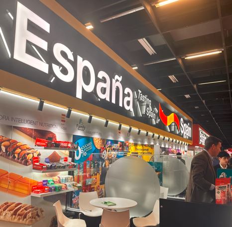 El público de ISM visita varios stands de empresas españolas en el Pabellón España.