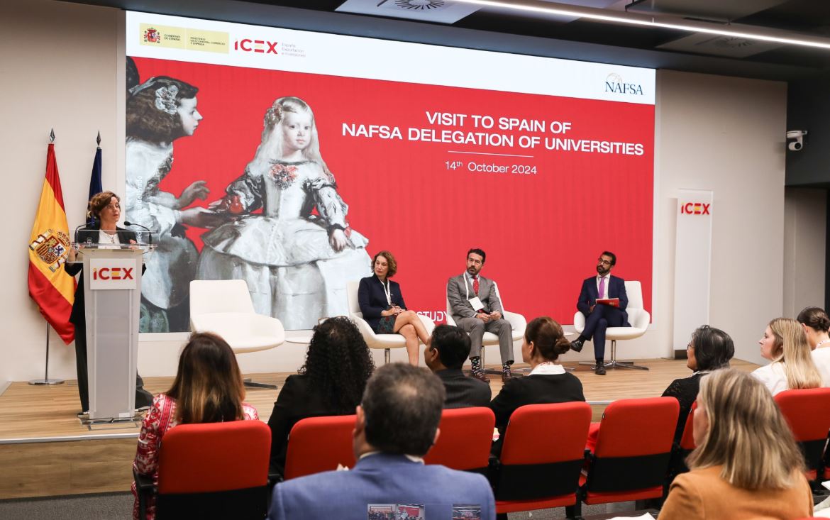 La consejera delegada de ICEX imparte una ponencia frente a un público lleno de representantes de universidades y centros de enseñanza españoles.