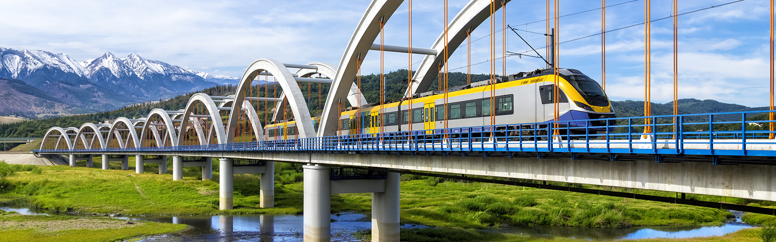 Un tren atravesando por un puente en Polonia