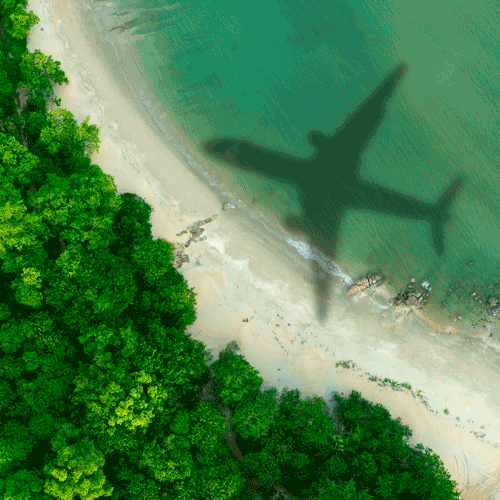La sombra de un avión proyectada sobre una playa en El Salvador