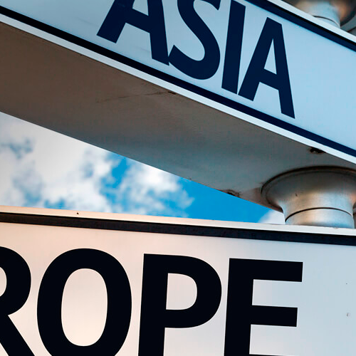 Varios carteles blancos de carretera urbana marcan las direcciones hacia "Asia" y "Europe" 
