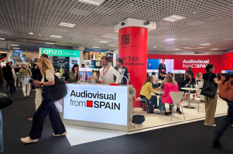 Varios profesionales se reúnen con las empresas españolas en el espacio de Audiovisual from Spain de MIPCOM Cannes 2026.