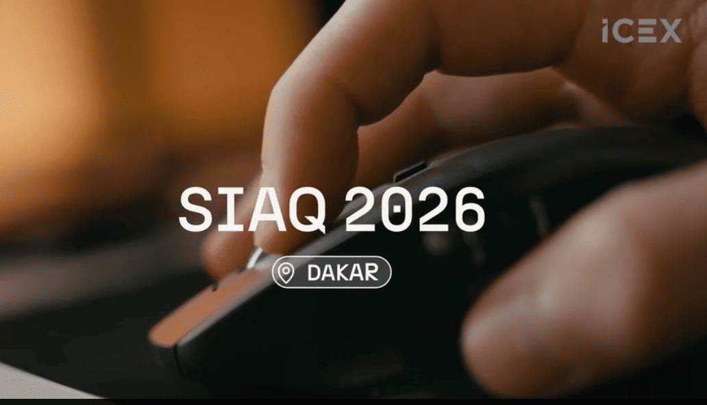 Primer plano de una mano utilizando un ratón de ordenador sobre un fondo desenfocado en tonos cálidos. En el centro aparece el texto “SIAQ 2026” y debajo “Dakar”, junto al logotipo de ICEX.