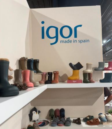 Un stand con un showroom de prendas de vestir, calzado y complementos de moda infantil, dentro de Playtime II París.