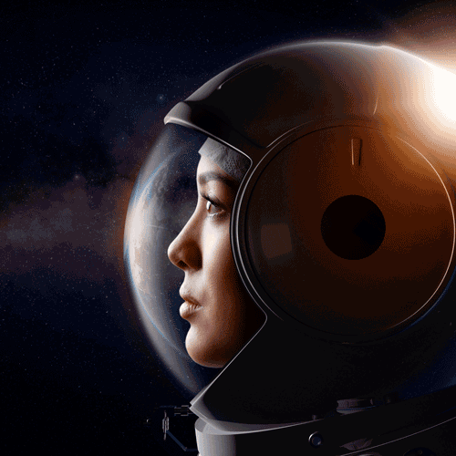 Una mujer astronauta de perfil con su escafandra mira hacia la izquierda. Detrás de ella se ve el espacio exterior. 