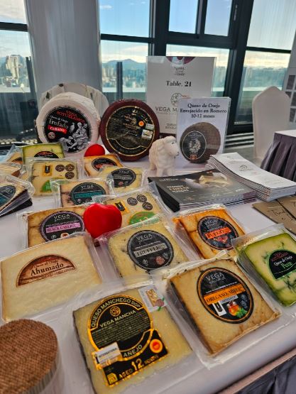 Estos son los escaparates en los que las empresas exponen sus productos y las catas donde organizan las degustaciones para distribuidores y prescriptores en Taste Spain Seúl.