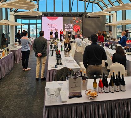 Estos son los escaparates en los que las empresas exponen sus productos y las catas donde organizan las degustaciones para distribuidores y prescriptores en Taste Spain Seúl.