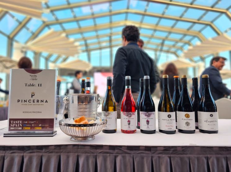 Estos son los escaparates en los que las empresas exponen sus productos y las catas donde organizan las degustaciones para distribuidores y prescriptores en Taste Spain Seúl.