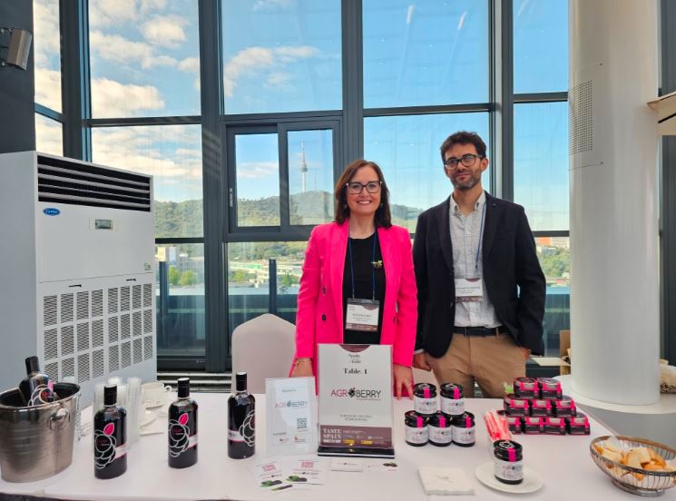 Estos son los escaparates en los que las empresas exponen sus productos y las catas donde organizan las degustaciones para distribuidores y prescriptores en Taste Spain Seúl.