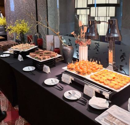 Varios escaparates de productos para degustación, en un salón de eventos, donde las empresas españolas contactan con distribuidores taiwaneses.