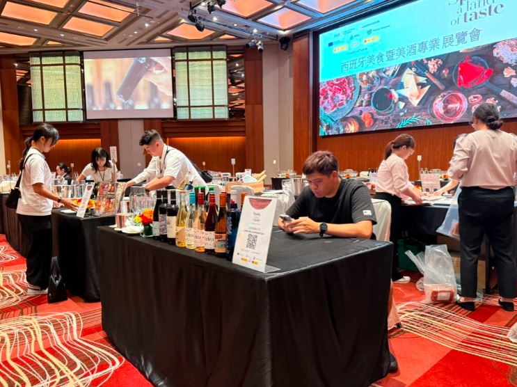 Varios escaparates de productos para degustación, en un salón de eventos, donde las empresas españolas contactan con distribuidores taiwaneses.