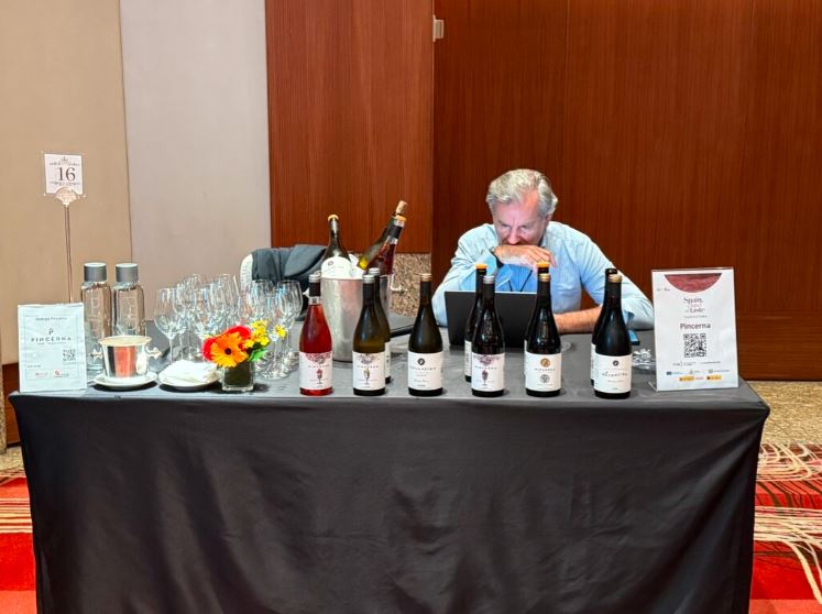 Varios escaparates de productos para degustación, en un salón de eventos, donde las empresas españolas contactan con distribuidores taiwaneses.