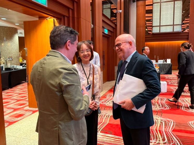 Varios escaparates de productos para degustación, en un salón de eventos, donde las empresas españolas contactan con distribuidores taiwaneses.
